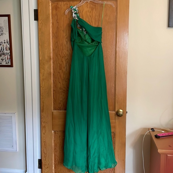 Emerald green one-shouldered gown - Picture 3 of 7
